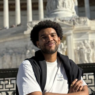 Simon Obi, Webdesigner aus Köln, lächelt in die Kamera